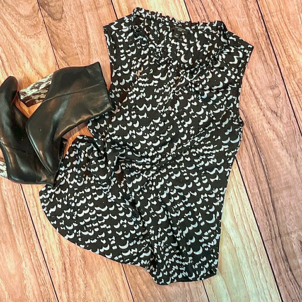 Ann Taylor Black & White Sleeveless Petite Printed Ruffle Blouse, Size: 4P